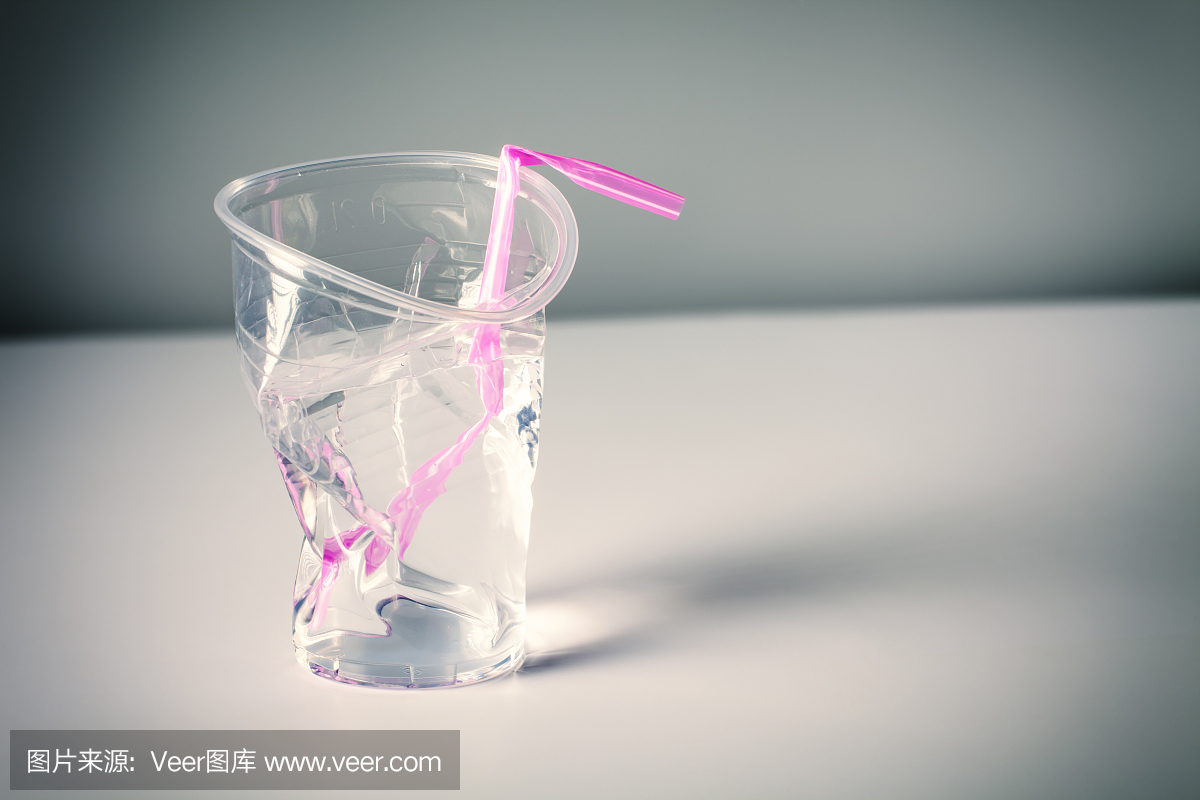 皺巴巴的塑料杯和飲用吸管